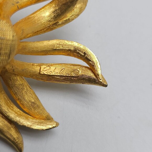 Vintage Richelieu Gold Tone Flower Brooch With Faux Pearls Clear Rhinestones - Picture 4 of 5